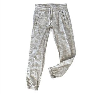 Athleta Cabo Tide Linen Jogger in a light camo print size 2 pants